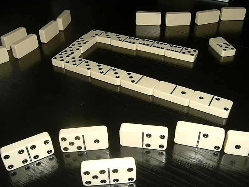 Khám phá bước chơi cờ domino đầu tiên